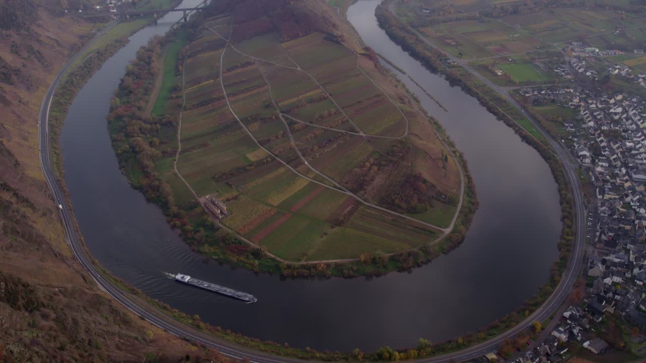 Veduta aerea della città di Bremm con il fiume Mosella serpeggiante e un'imbarcazione di passaggio, Germania