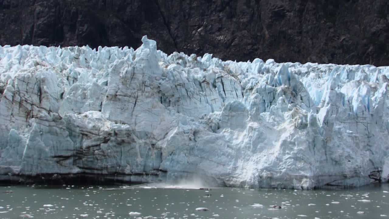 parto de hielo en el glaciar margerie en el parque nacional y reserva de la bahía de los glaciares, alaska
