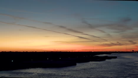 atardecer tardío sobre el río mississippi con la silueta de la costa
