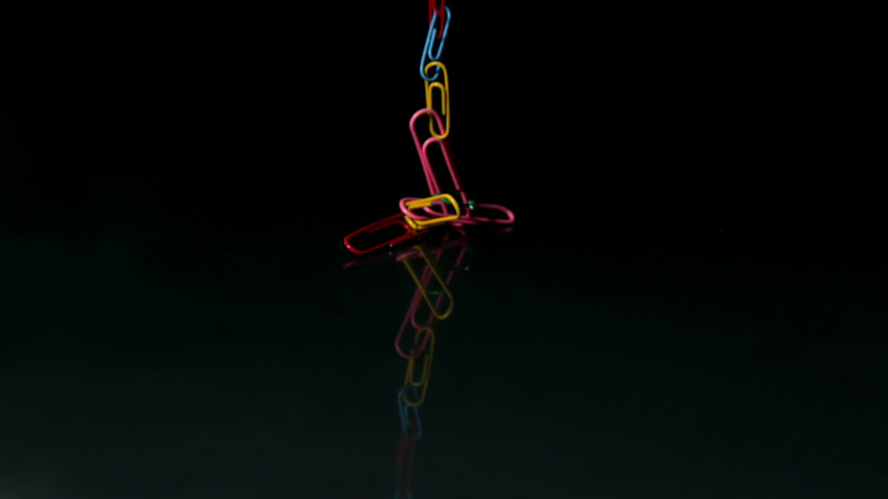 los clips que caen sobre un fondo negro