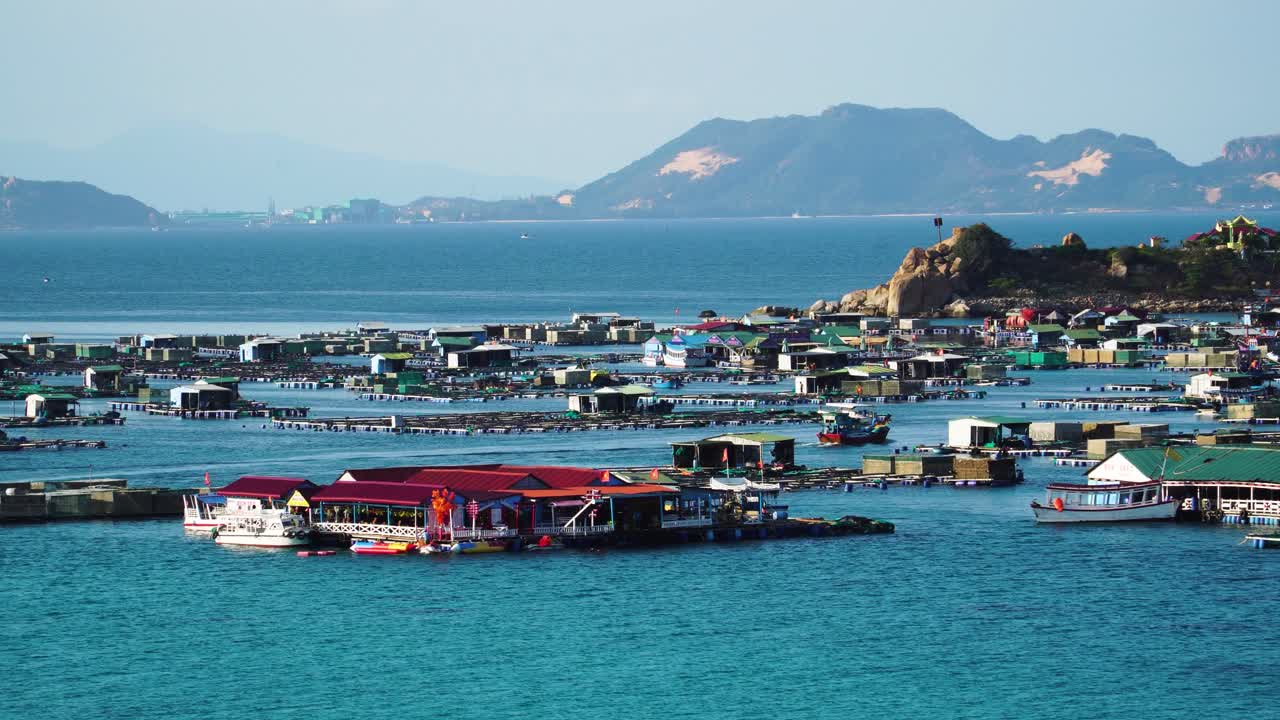 vista panorámica de los barcos de la isla binh hung y las casas flotantes del pueblo pesquero