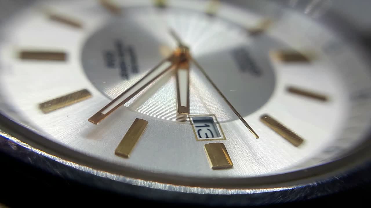 reloj de pulsera en el sentido de las agujas del reloj, día 13