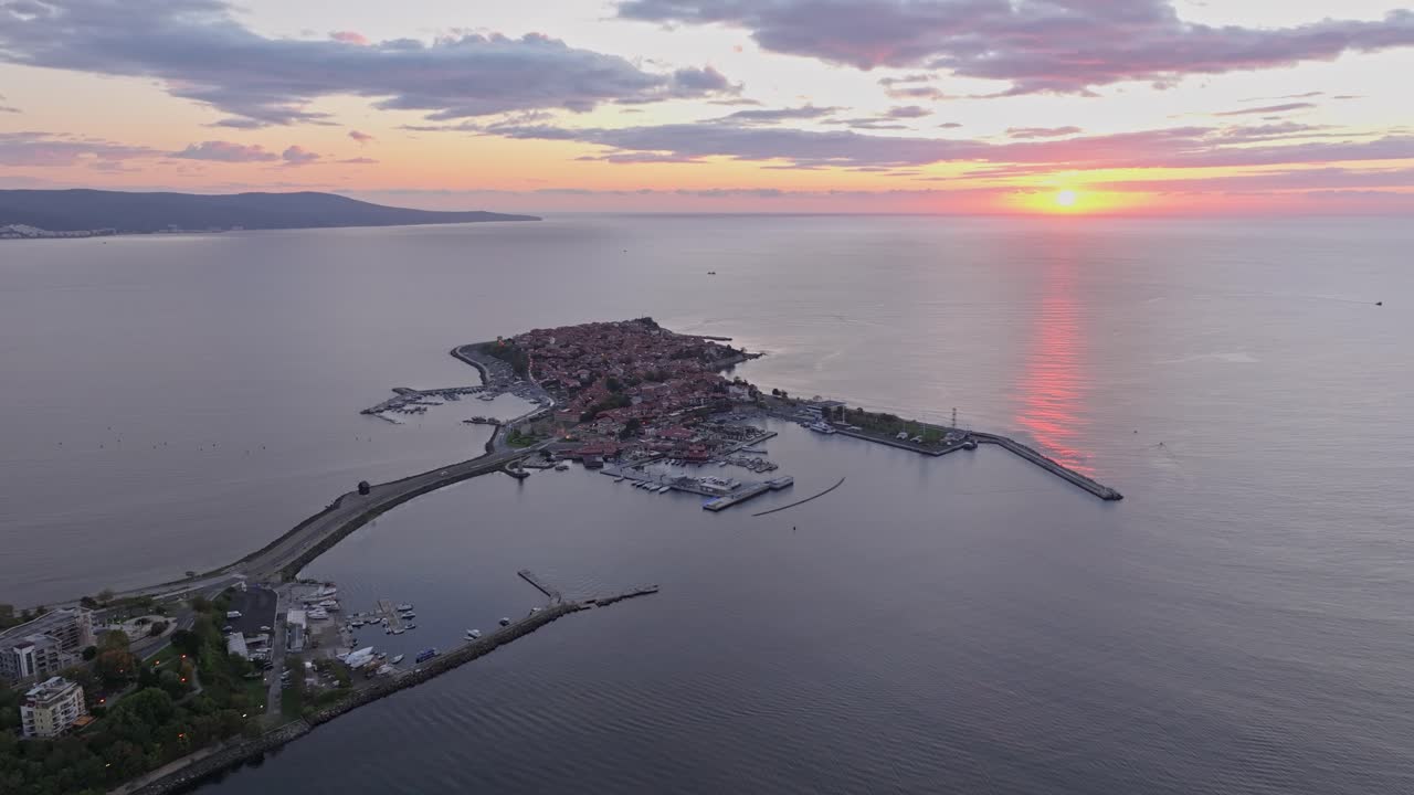 Luce dell'alba sull'antica Nessebar e la costa calma del Mar Nero, Bulgaria