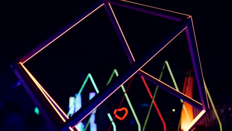 brillantes formas geométricas adornan la escena en la fiesta nocturna al aire libre.