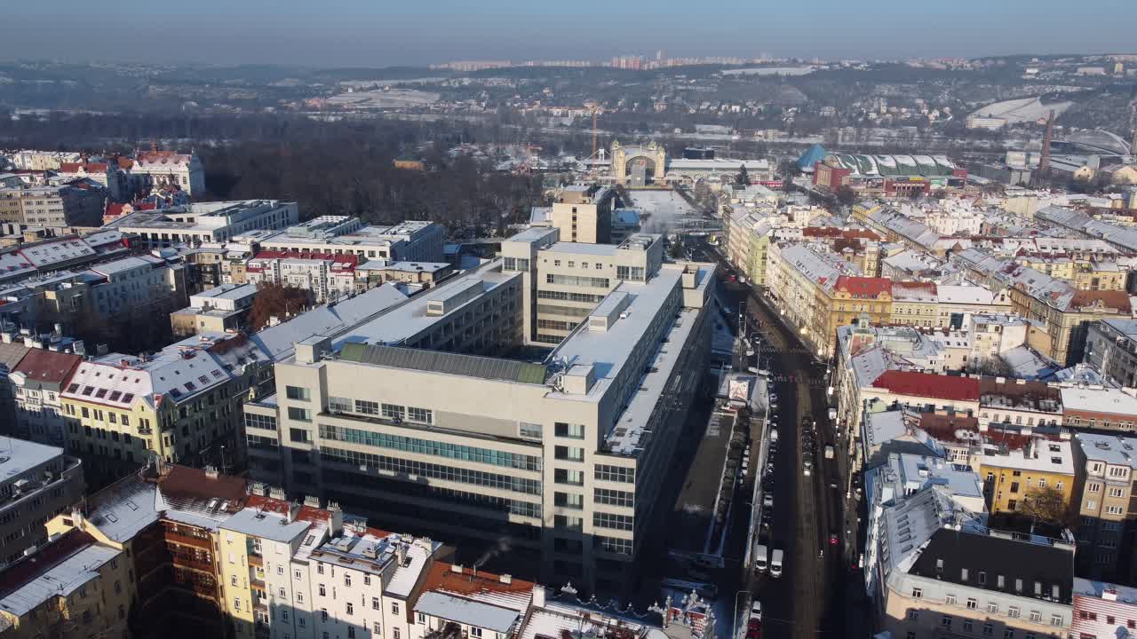 vista aérea de drones del edificio de la galería nacional en praga, república checa, tráfico en la calle, día de invierno