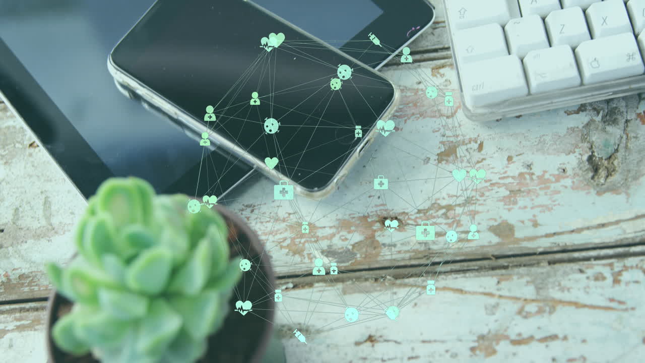 목재 표면에 사무실 장비에 대해 회전하는 의료 아이콘의 지구의 애니메이션