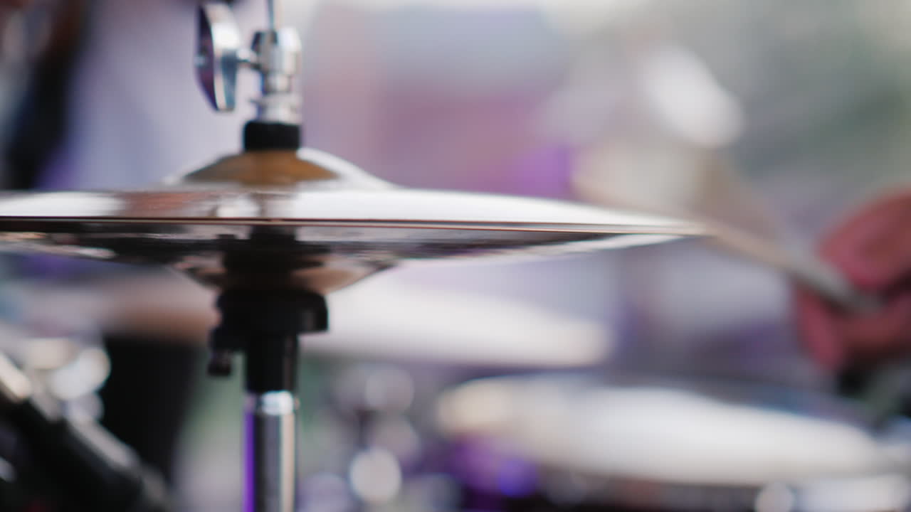 드러머는 그의 젓가락 클로즈업 hd 비디오로 친다