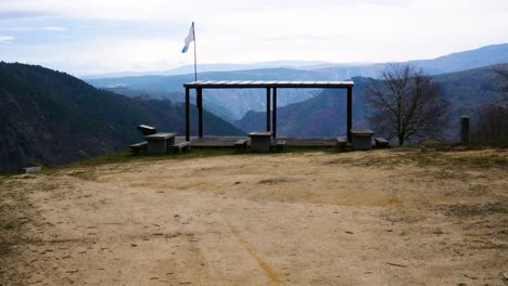 a lampa viewpoint and galicia flag at edge of cliff and end of dirt trail