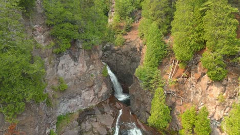 Caribou-Falls-En-El-Bosque-Nacional-Superior-De-Minnesota-En-El-área-De-La-Costa-Norte