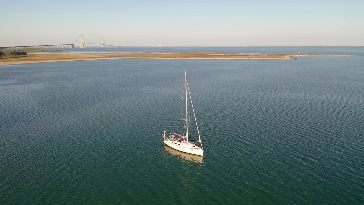 barco de vela fondeado en la costa de dinamarca