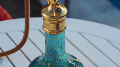 detalle de cachimba chapada en oro. burbujeante de jugo de narguile