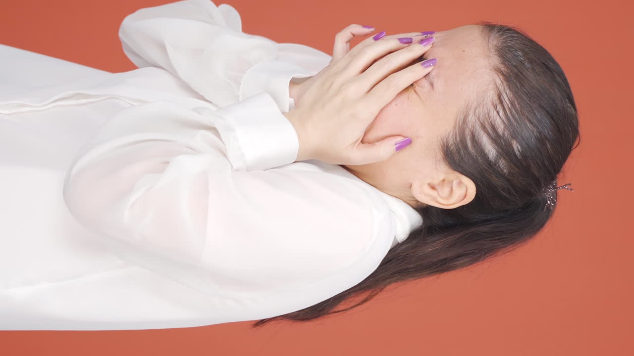 감정적 인 여성의 수직 비디오.