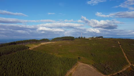 Luftaufnahme-Des-Hügels-Monte-Picato,-Agroforstlandschaft,-Lugo,-Galizien,-Spanien-4k-Dji-Mini