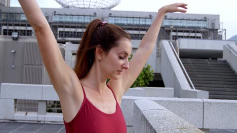 bailarina de ballet practicando en el pavimento 4k
