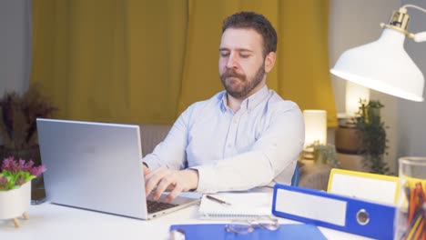 el trabajador de la oficina en casa se anima con lo que lee y ve.
