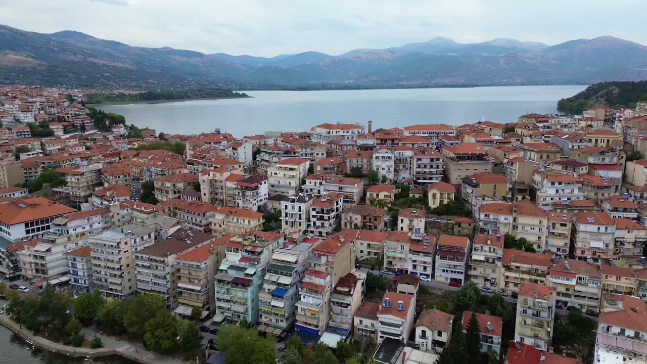 vistas aéreas escénicas de kastoria, la serenidad de la orilla del lago y el encantador paisaje urbano durante un hermoso día