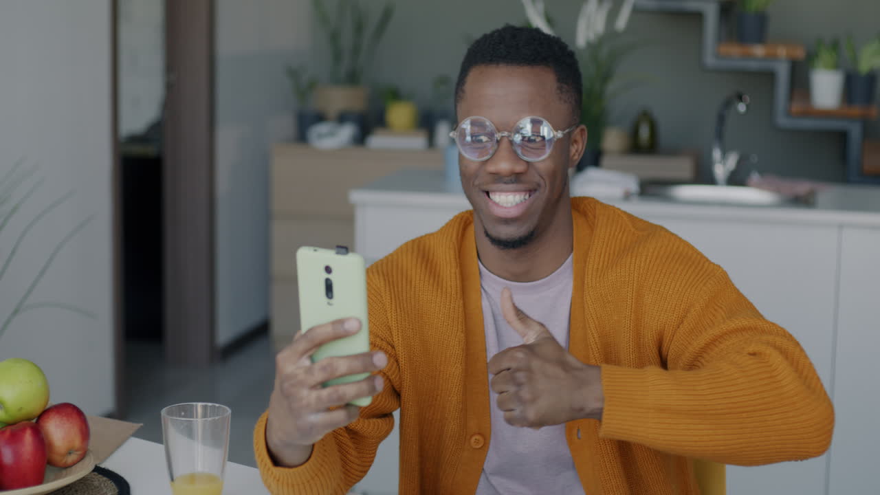 Uomo in videochiamata in cucina