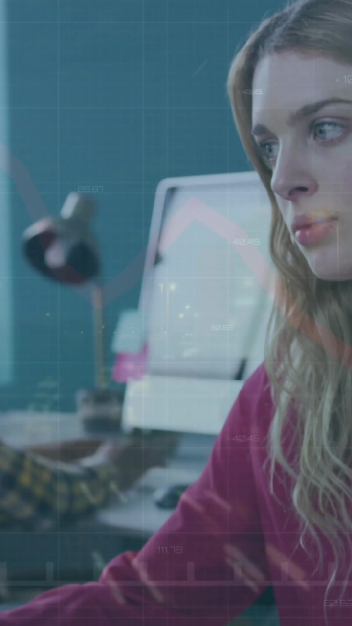 Animazione di elaborazione dati finanziari su una donna d'affari caucasica con un computer in ufficio