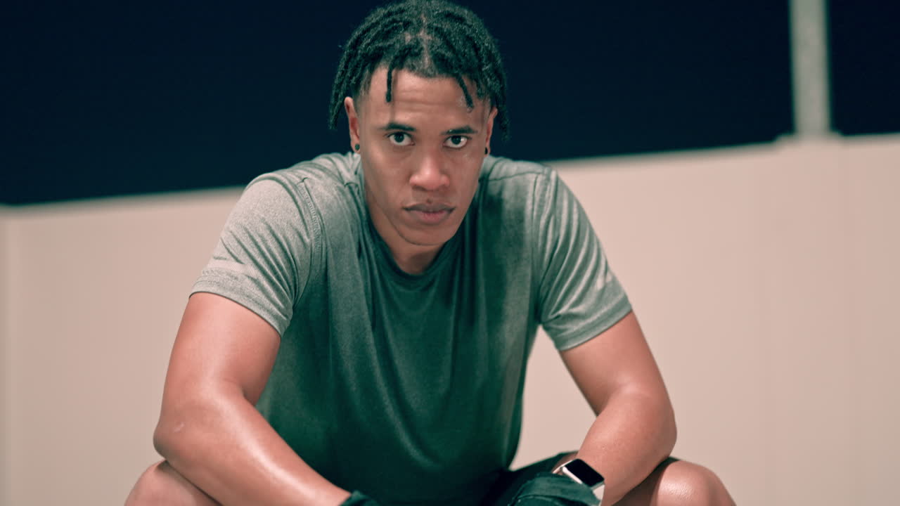 스포츠, 동기 부여 및 밤에 도시에서 흑인