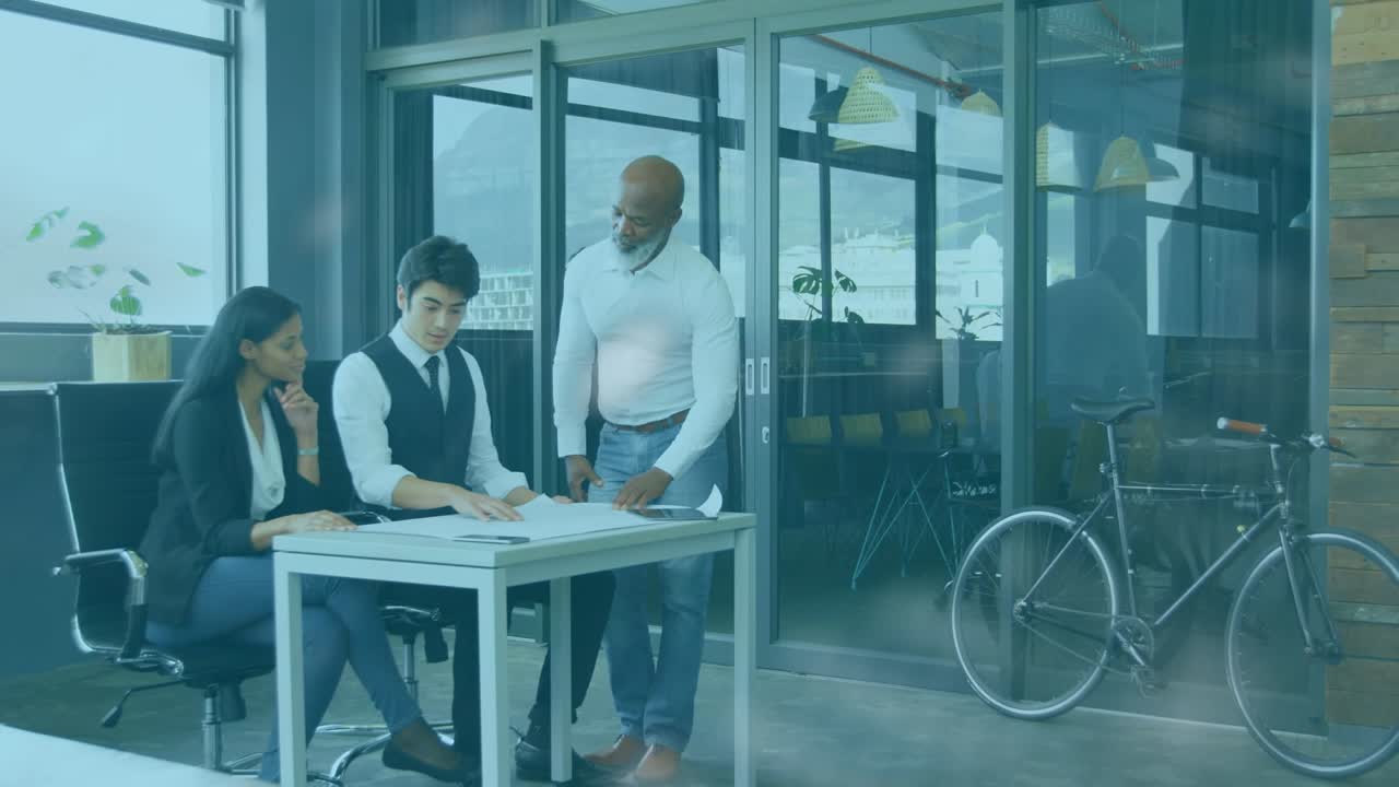 Animação de um globo e dados sobre mulheres e homens diversos a trabalhar num escritório