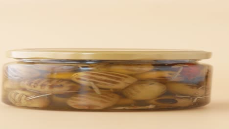 frasco de aceitunas marinadas