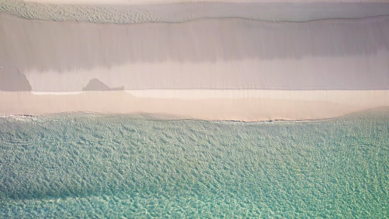 에메랄드색 물 을 가진  모래 해변 에서 날아다니는 메일 의 공중 풍경