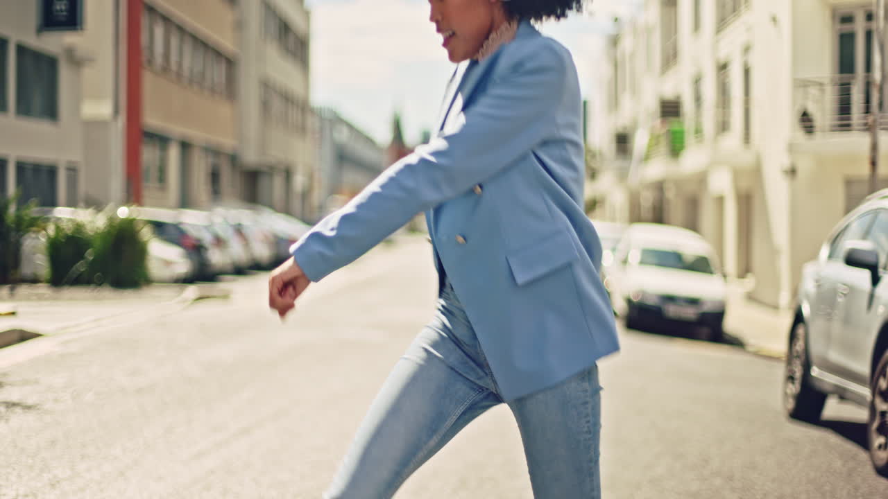 Donna, ballerina e all'aperto in strada cittadina