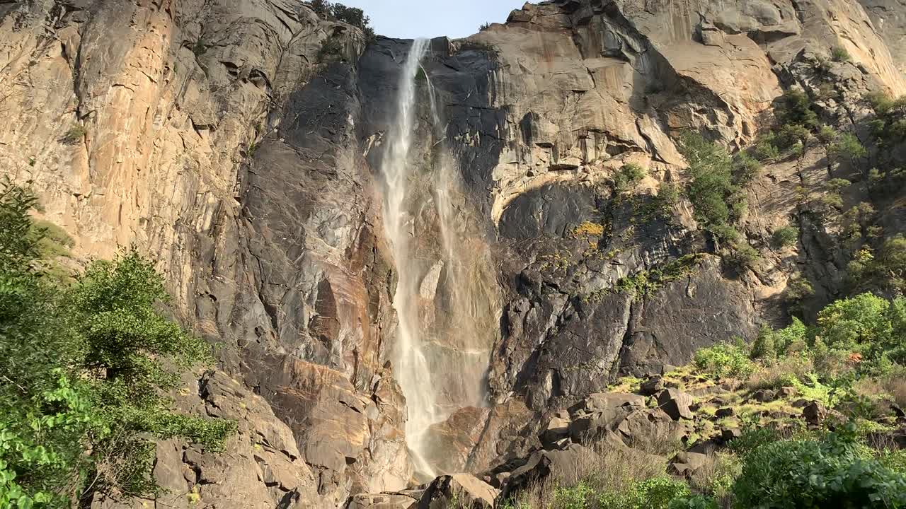 un video en cámara lenta de la caída del velo de novia en el parque nacional de yosemite en el norte de california