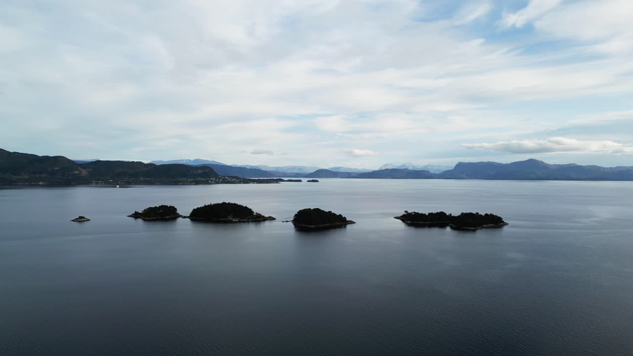 네 개의 섬, 그들에게 향하는 느린 비행