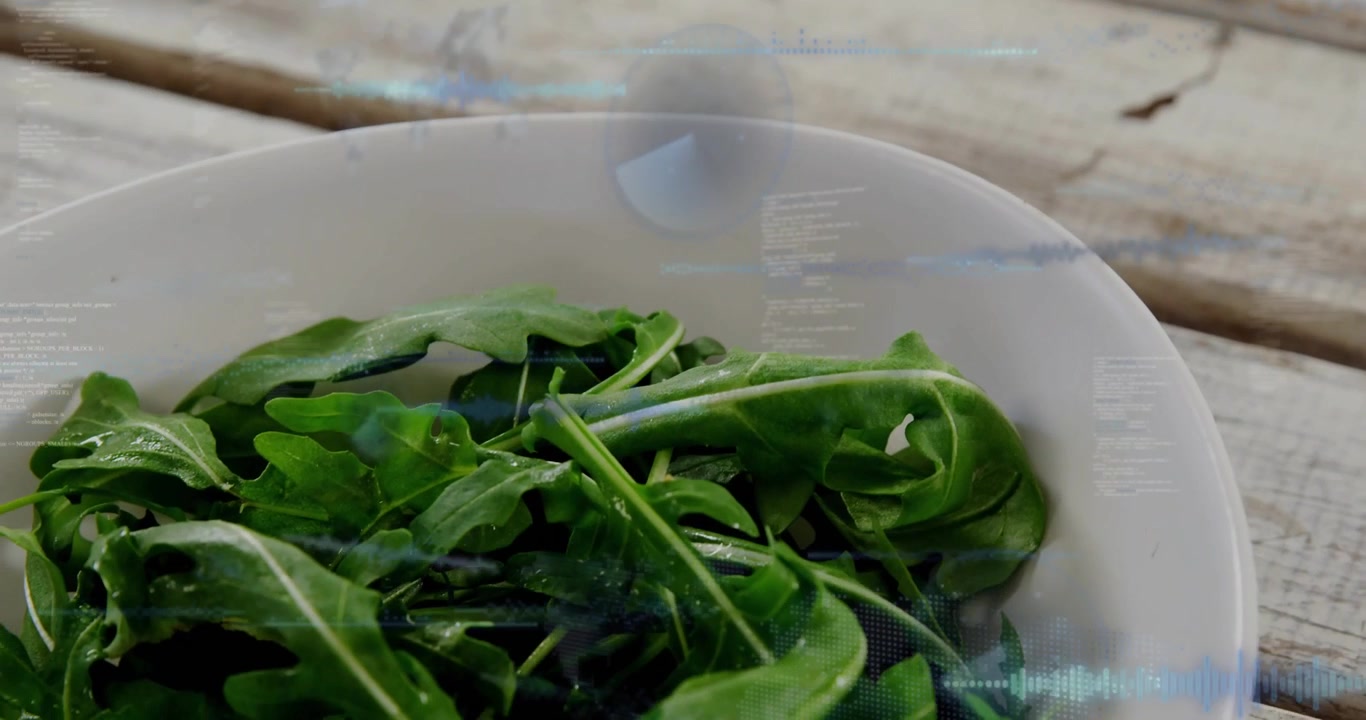 Video verticale: Telecamera che si muove verso il basso mostrando una ciotola di verdure su un tavolo di legno, con HUD blu che si alza per la food tech.