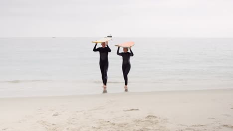 pareja madura con tablas de surf