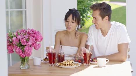 couple drinking iced tea at breakfast outside