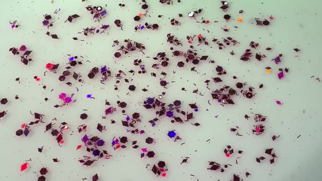 Particelle di glitter sparse su sfondo bianco