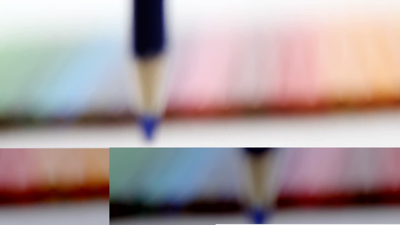 lápiz de color azul sobre fondo de madera