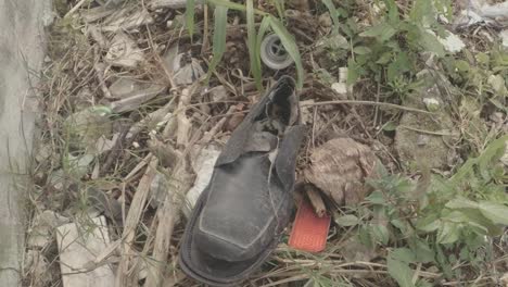 disparo acercándose a un zapato viejo