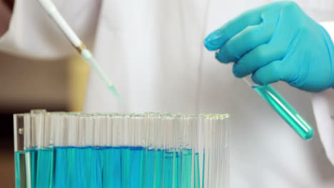 científico que lleva a cabo un experimento químico