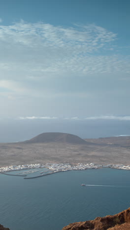la graciosa, una isla en las canarias en vertical