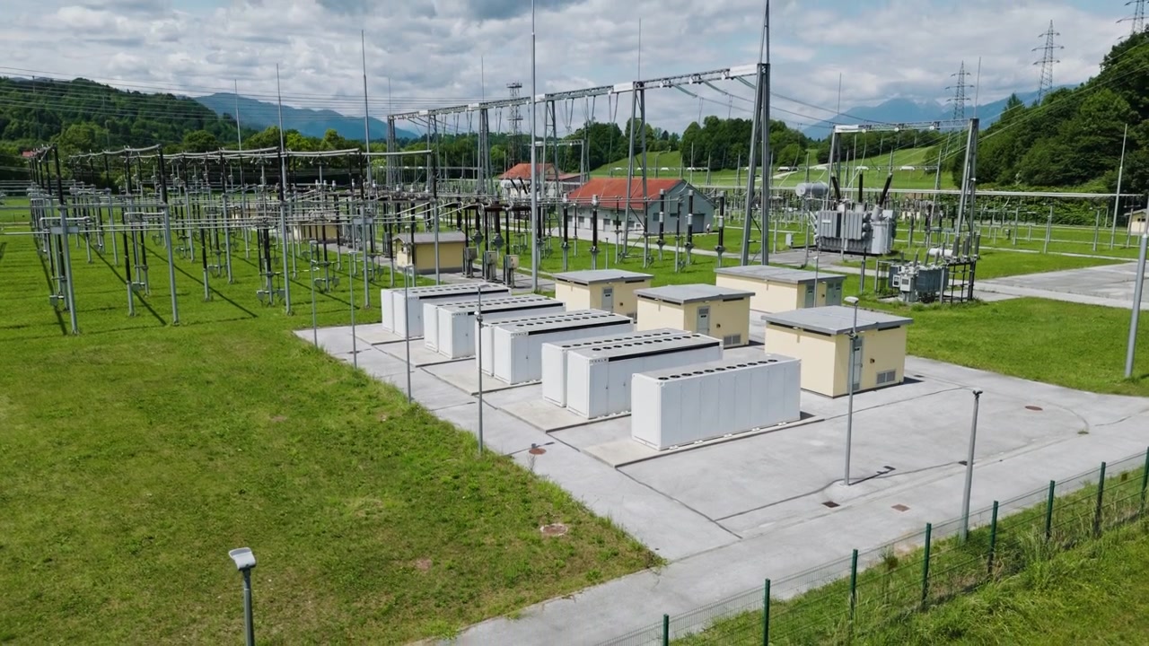 Vista di un sistema di accumulo di energia a batteria (BESS) integrato con una sottostazione per la gestione delle energie rinnovabili.