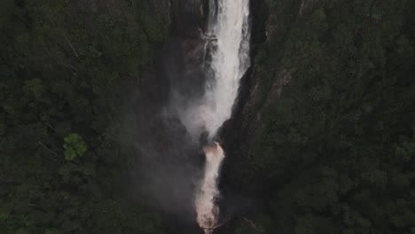 cascada salto de bordones que fluye hacia abajo en el acantilado de la montaña en el parque nacional natural purace en huila, colombia