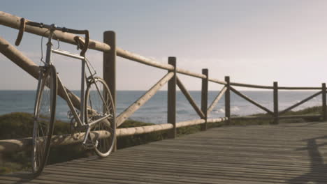 fahrrad auf der promenade in der nähe des strandes geparkt