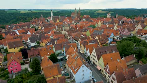 video de drones aéreos en 4k del histórico ayuntamiento y la icónica calle gótica