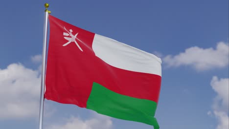 Flagge-Von-Oman-Bewegt-Sich-Im-Wind-Mit-Einem-Klaren-Blauen-Himmel-Im-Hintergrund,-Wolken-Bewegen-Sich-Langsam,-Fahnenmast,-Zeitlupe