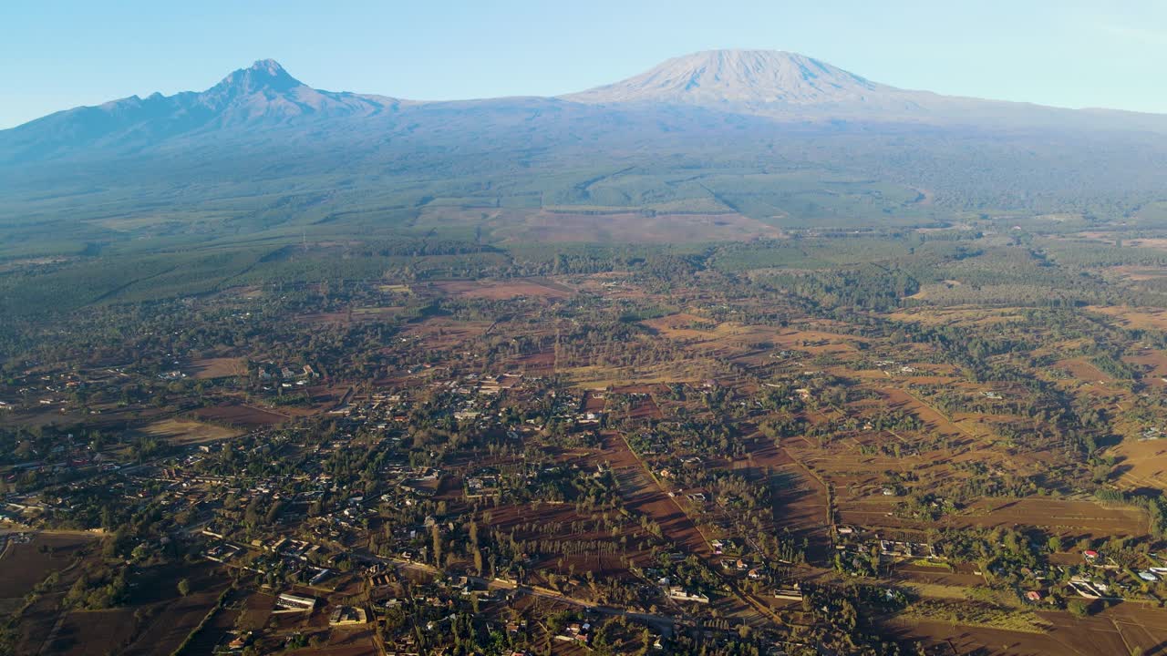 태양이 뜨는 케냐의 풍경과 마을, 킬리만자로와  ⁇ 보셀리 국립공원 - 추적, 드론 항공 사진