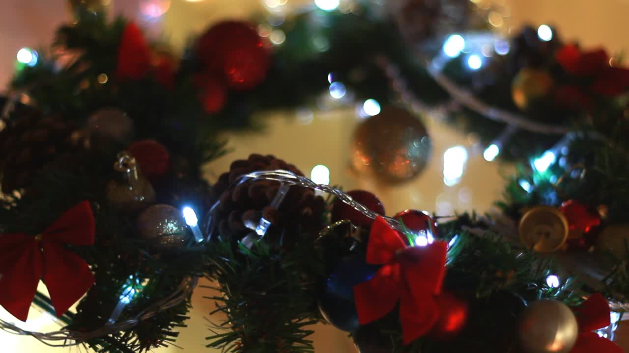 corona de navidad con cuerda de luces. decoración de navidad