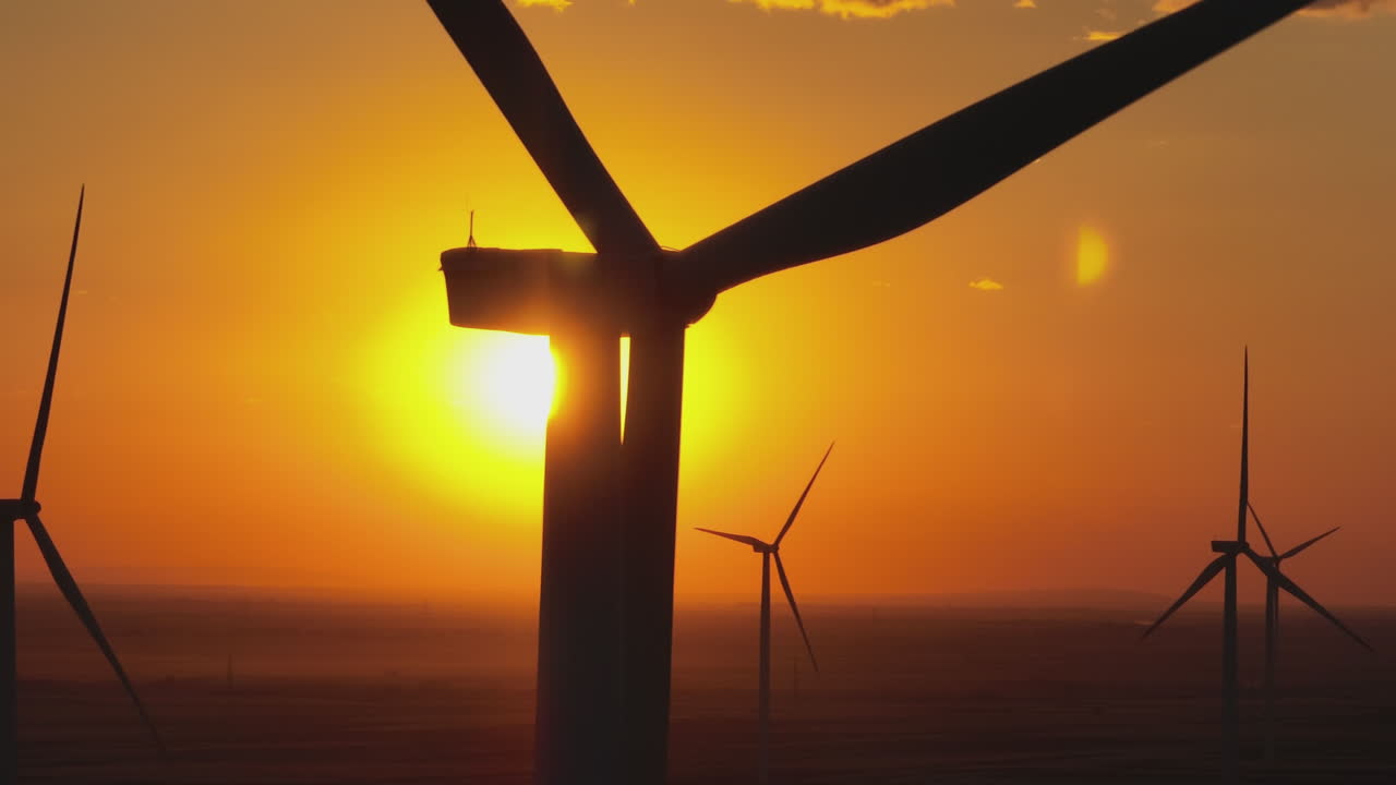 Vindkraftverk vid solnedgången