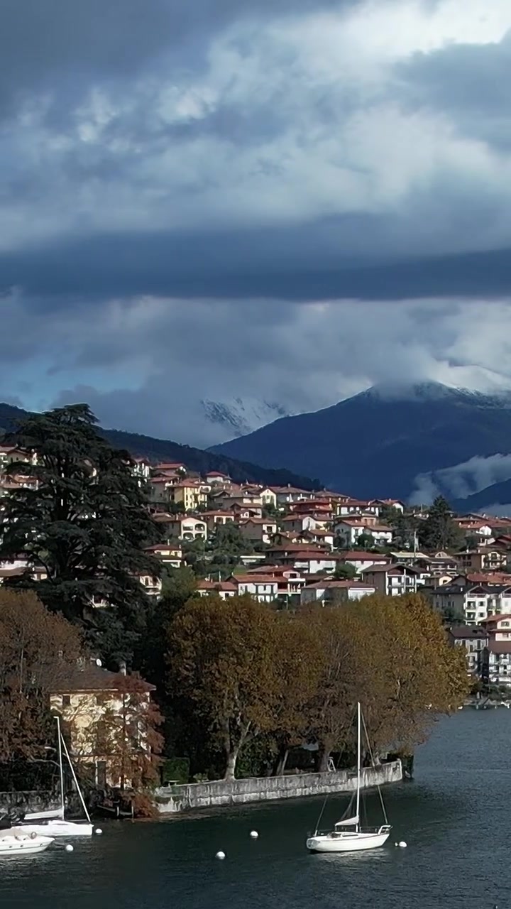 Panoramica aerea delle Alpi italiane e del villaggio sul lago in Italia