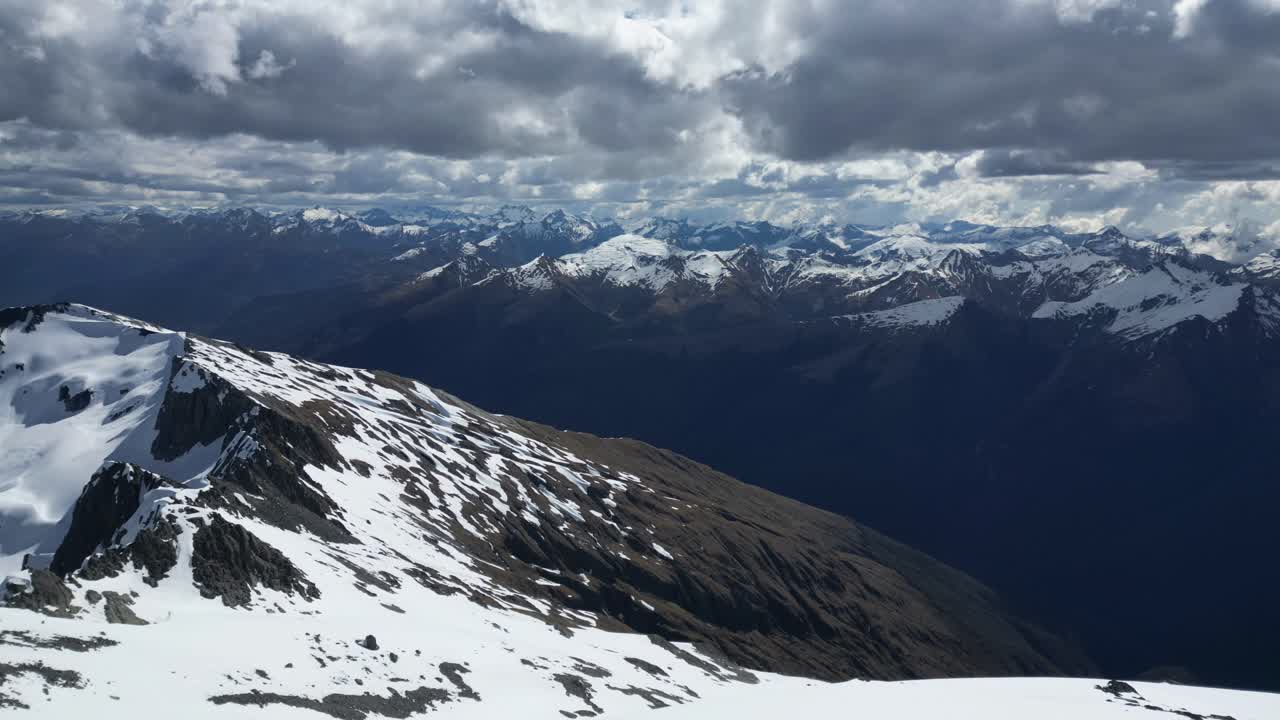 drone timelapse de los nevados alpes del sur desde el pico armstrong en nueva zelanda