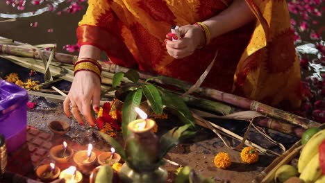 Anhänger-Führen-Heilige-Rituale-Auf-Dem-Festival-Aus-Einem-Anderen-Blickwinkel-Durch.-Das-Video-Wurde-Anlässlich-Des-Chhath-Festivals-Aufgenommen,-Das-Am-28.-Oktober-2022-In-Nordindien-Gefeiert-Wird