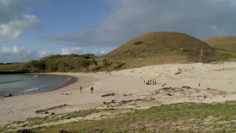 Pan-A-Través-De-Una-Remota-Playa-De-Arena-Blanca