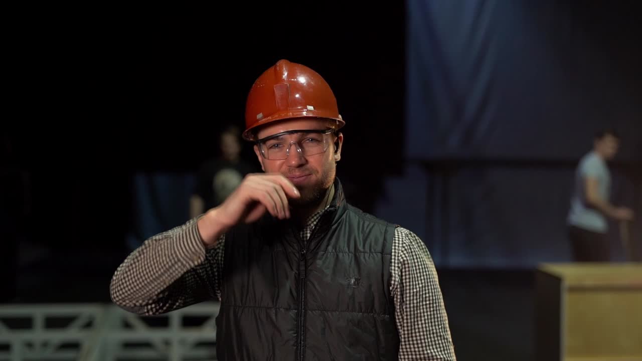 el instalador mira a la cámara y sonríe